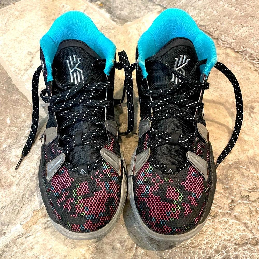 Kyrie High top. Big Kids size 5